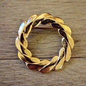 Vintage SARAH COVENTRY Gold Tone Twisted Round Brooch Pin